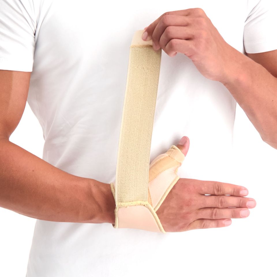 Dunimed duimbrace duimbandage polsbandage beige gedragen om rechterhand