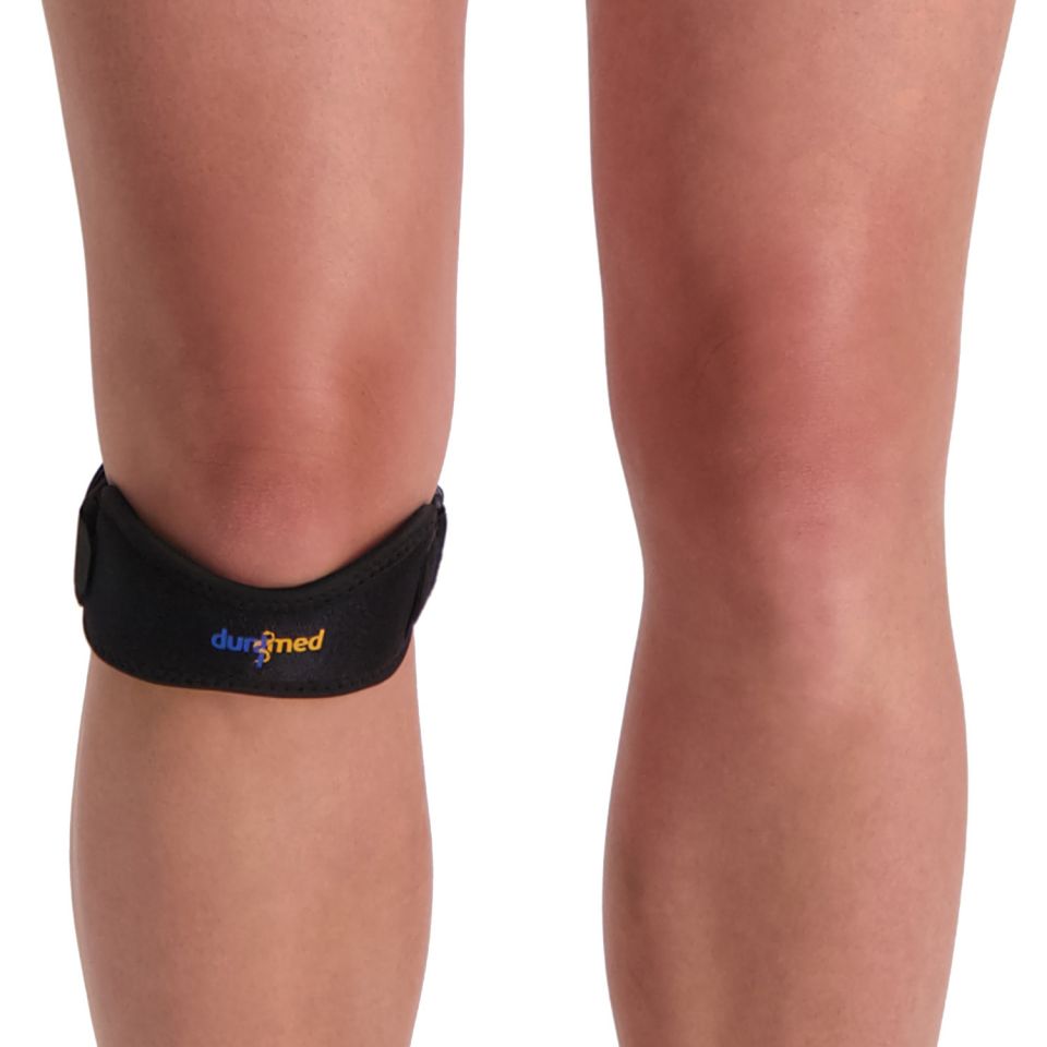 Dunimed patellabrace van voren gefotografeerd