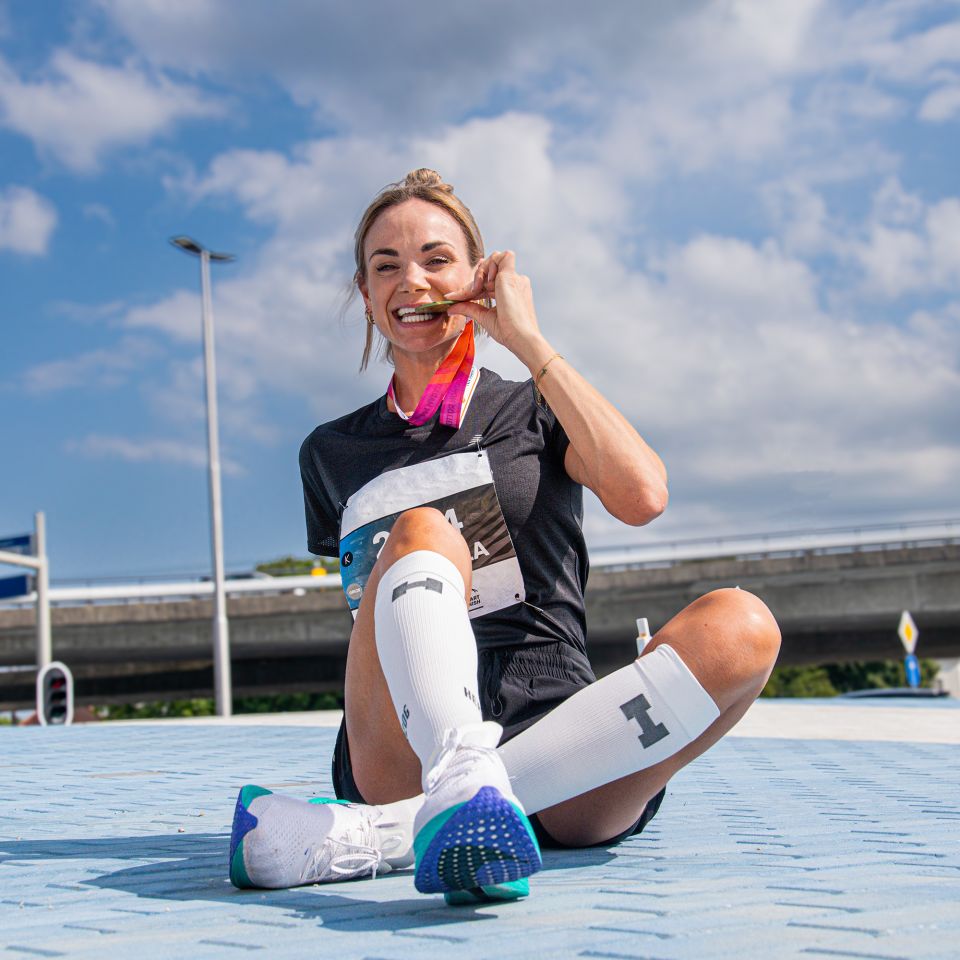 Herzog Sport Compressiekousen Pro in de kleur wit gedragen door hardloopwinnaar