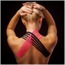 Kinesiotape per rol professioneel opgeplakt