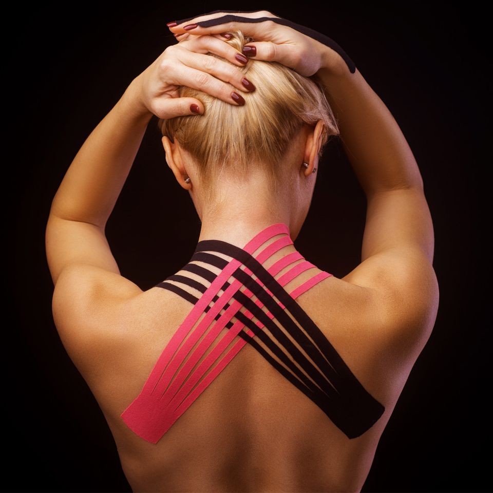 Kinesiotape per rol professioneel opgeplakt