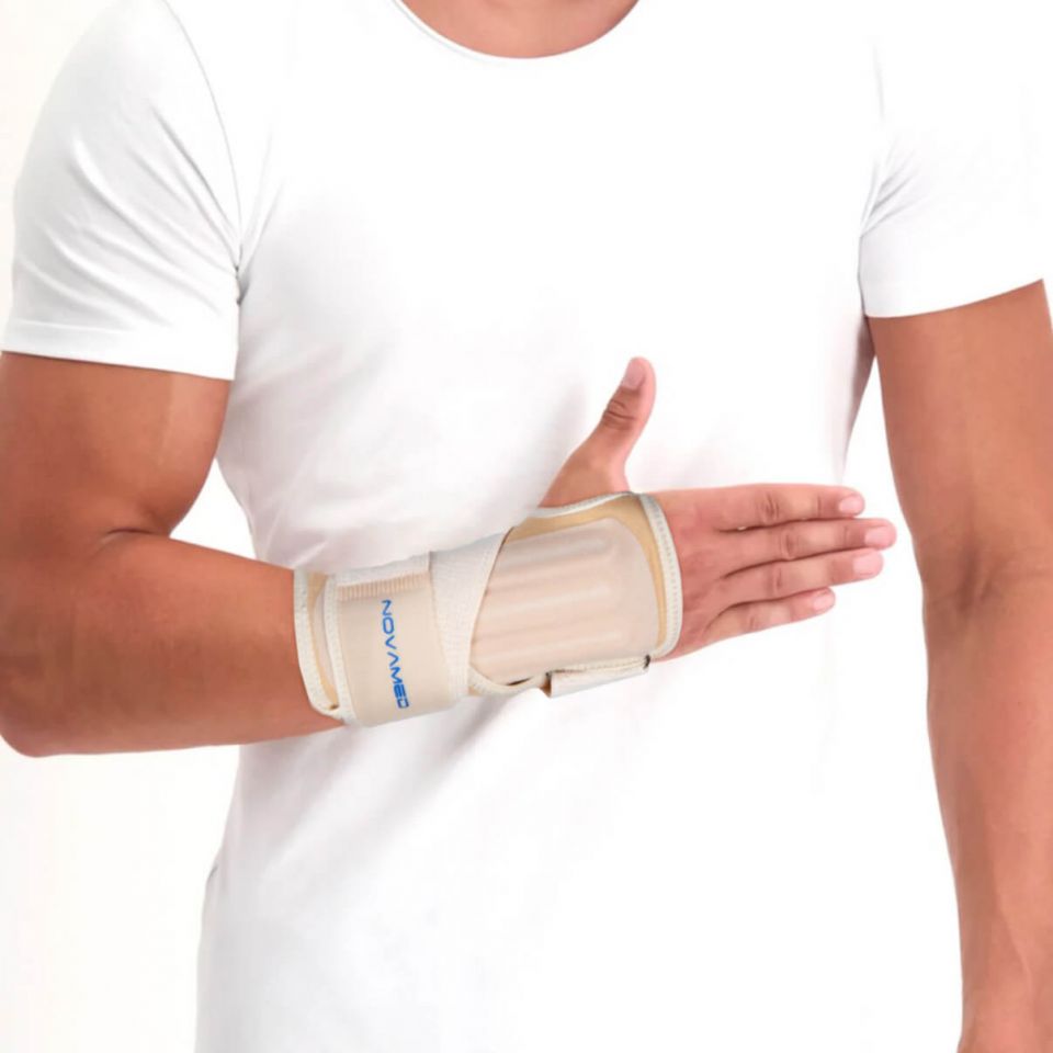 lichtgewicht polsbrace beige met model omdoen