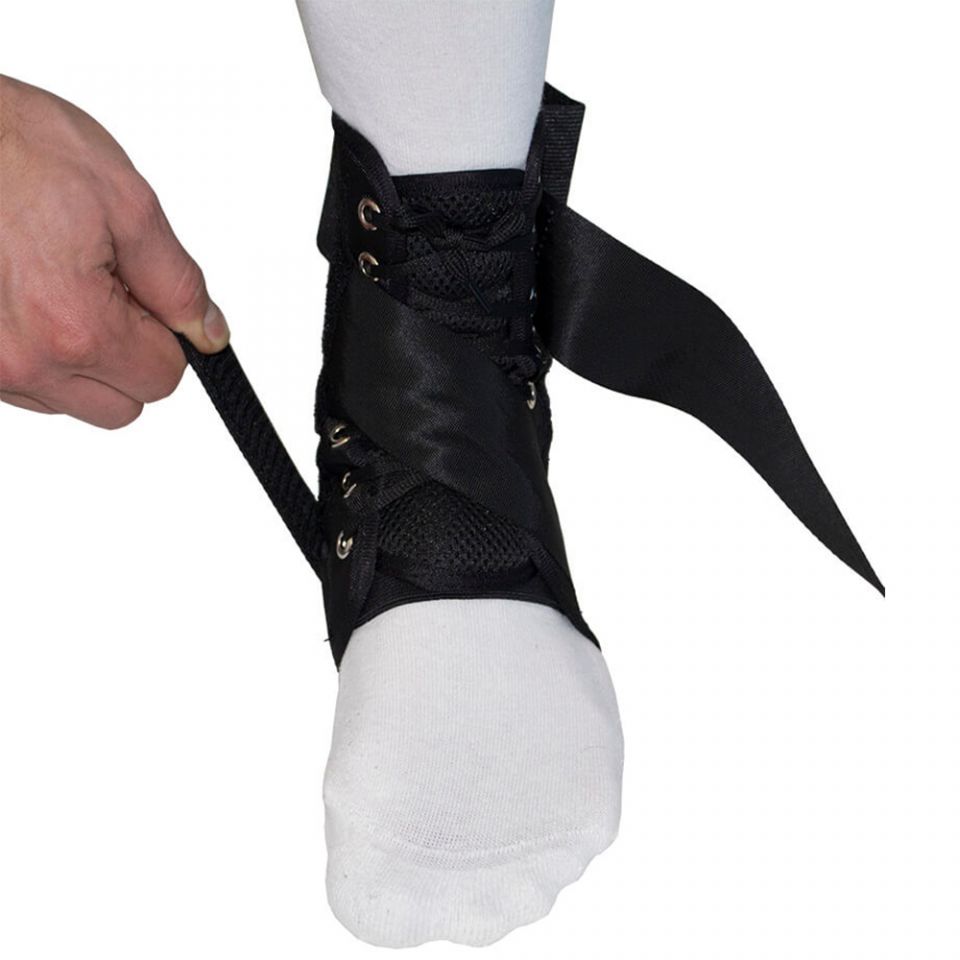gladiator sports enkelbrace lichtgewicht met straps aantrek uitleg