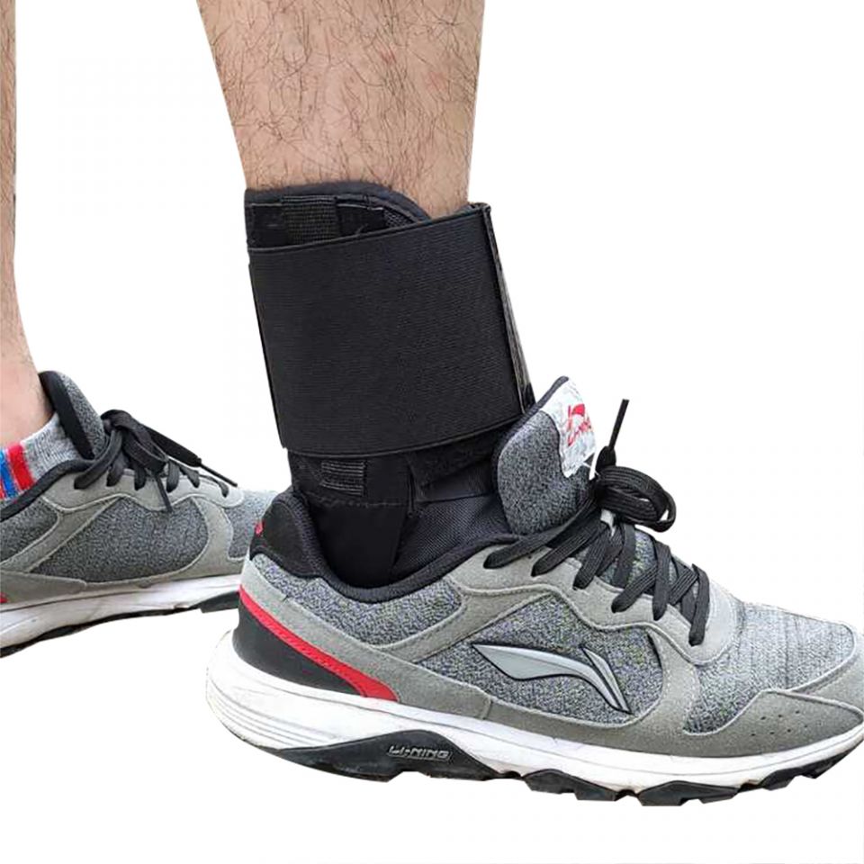 gladiator sports enkelbrace lichtgewicht met straps in sportschoen gedragen