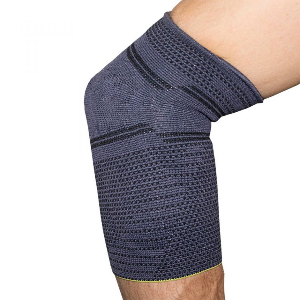 novamed elleboogbrace premium comfort om rechter elleboog gedragen
