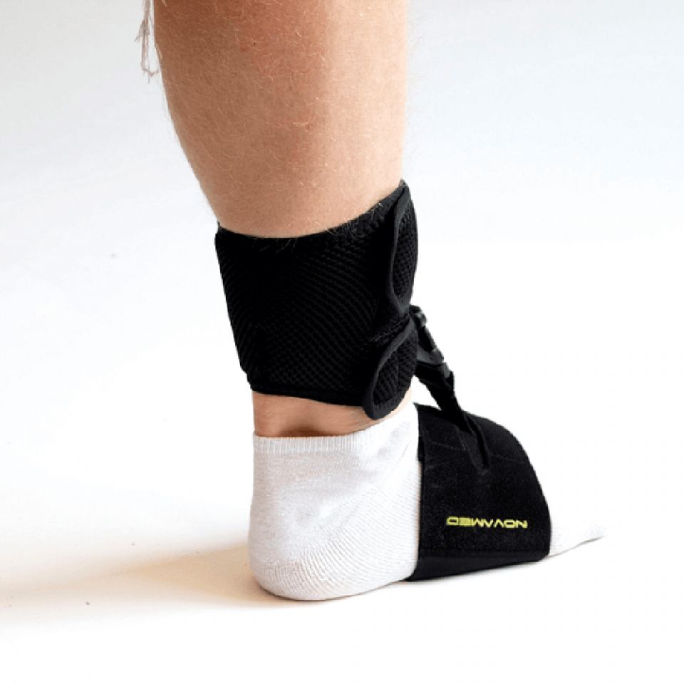 novamed klapvoet brace shoeless accessoire foto vanaf de zijkant genomen