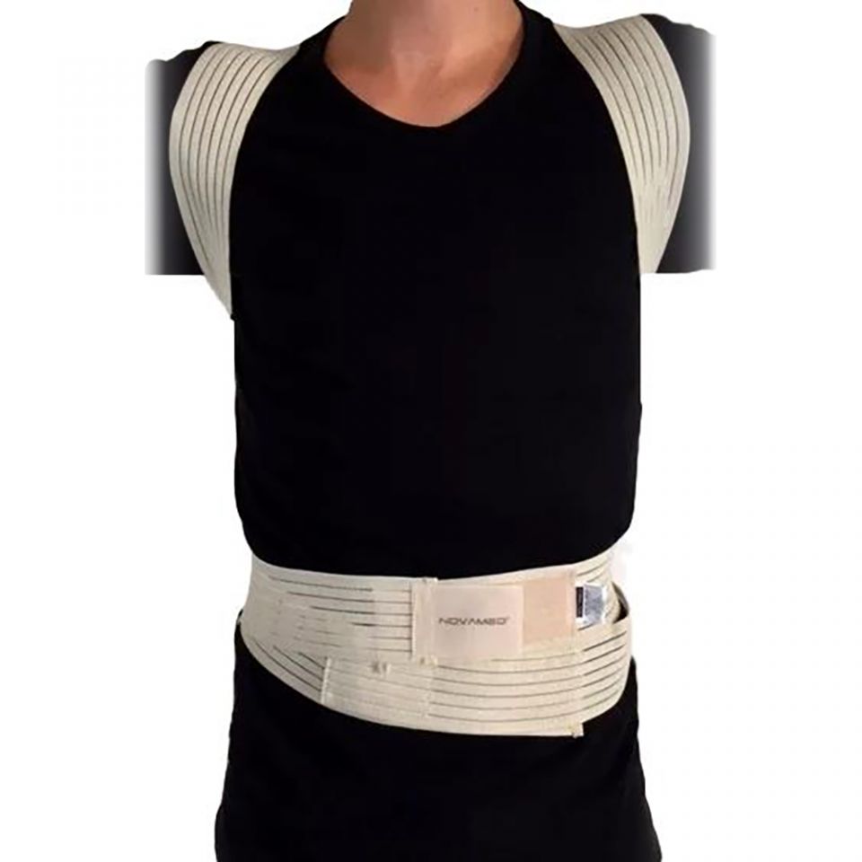 novamed ventilerende rugrechthouder houding corrector voorkant over shirt