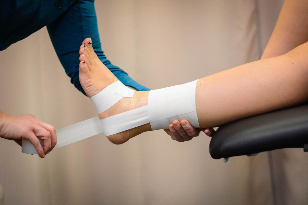 Wat zeggen professionals over enkel tapen of een brace gebruiken?
