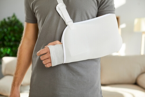 slapen met gebroken arm