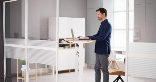 werken achter computer met nekhernia